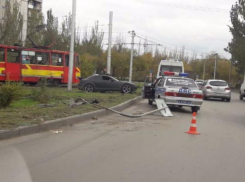Красивая Mazda вылетела за бордюр в Волжском
