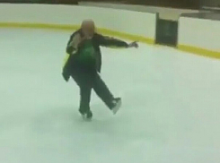 67-летний поклонник фигурного катания стал звездой катка в Волжском