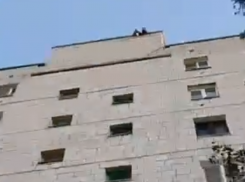 В Волжском школьницы забрались на крышу, чтобы запилить контент. Снимала их полиция