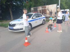 ЮИД и автоинспекторы Волжского научили детей и родителей безопасному лету