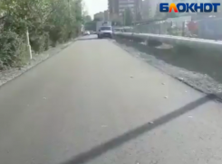 Известный въезд во дворы среди колдобин на улице Дружбы наконец отремонтировали в Волжском