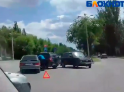 На видео попала наглая автоледи, которая пыталась объехать ДТП в Волжском по «встречке»