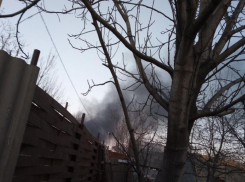 Волжский захватили клубы черного дыма: видео