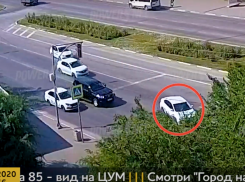 Поворот авто направо с крайней левой полосы привел к ДТП в Волжском