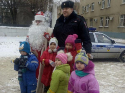Сотрудники ГИБДД и Дед Мороз сделали юных волжан «светлячками» на дороге