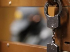 Судебный пристав Волжского с помощью фиктивных документов взыскал с организации 230 тысяч рублей 