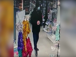 Разыскиваемый за оплату чужой картой «засветился» на камерах в Волжском