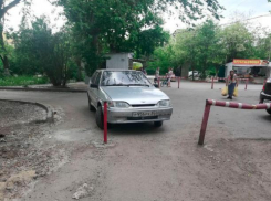 Автохамы ездят по скверу Волжского через сломанный забор