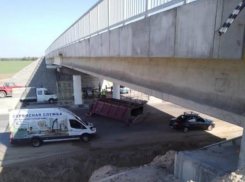 Грузовик «лоб в лоб» столкнулся с легковушкой на трассе в Волгоградской область: есть пострадавшие