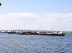 Баржа и земснаряд прибыли в Волжский на расчистку реки Ахтуба