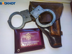 В Волжском полиция задержала закладчика наркотических веществ: изъяли 35 свертков