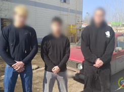 В Волжском водитель «шестерки» устроил покатушки с пассажирами на крыше