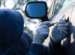 В Волжском обокрали иномарку