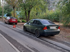 В Волжском водитель иномарки разбил чужое авто и скрылся: пострадала женщина 
