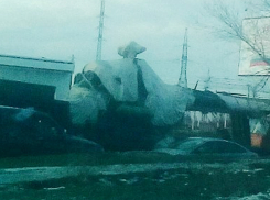 Волжанка запечатлела военный вертолет во время его перевозки