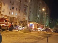 В Волжском пожарные тушили огонь во дворе многоэтажки