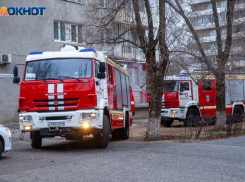Утро в Волжском началось с пожара: загорелась хозпостройка