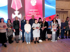 «Подвиг не забыт»: Волжский скорбит и передает Ордена Мужества семьям героев СВО