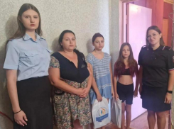 Полицейские Волжского помогли будущим первоклассникам собраться в школу