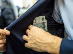 В Волгограде оперативник идет под суд за взятку в 700 тысяч от руководства УК