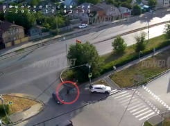 3 подростков на одном самокате чуть не угодили под колеса авто в Волжском