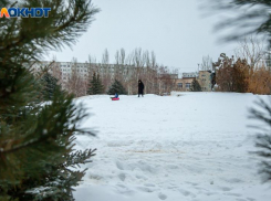 В Волжском в сквере между школами зальют горку