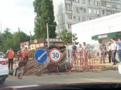 В Волгограде «Лада Гранта» провалилась в яму на дороге