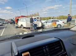 На танцующем мосту через Волгу сильное ДТП