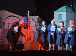 «Арлекин» едет в Красногорск: волжский театр покажет «Шинель» в старинной усадьбе