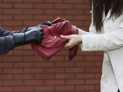 Сотового телефона и 2 000 рублей лишилась волжанка после нападения вора темной ночью