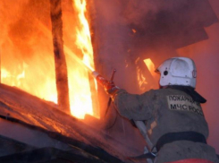 Мужчина и женщина пострадали в горящей квартире в Волжском