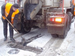 В новом году в Волжском уже отремонтировали 640 квадратных метров дорог