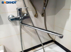 Холодная вода льется вместо горячей в Волжском: отключения пошли не по плану