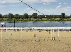 Без мойки и тени: жители Волжского недовольны городским пляжем 