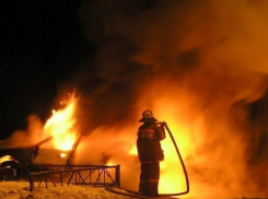 В Волжском неизвестные сожгли УАЗик