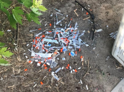 Кучу использованных шприцов выбросили около аптеки в Волжском