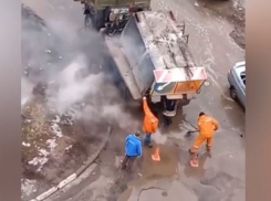 Асфальт кладут прямо в лужи: на видео сняли ремонт дорог в Волжском