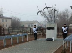 Близ Волжского открыли памятник воинам – выпускникам школы, погибшим при исполнении служебного долга