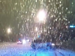 Волжанин записал видео автомобиля, «унесенного» дорогами города