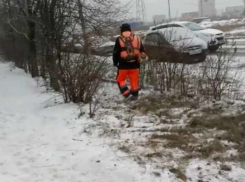 Зимнее ноу-хау: в Волжском решили скосить засохшую траву среди снега