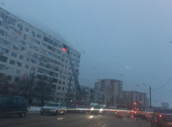 Пожарные спасают людей: квартира полыхает в многоэтажке Волжского