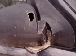 Пьяные возлюбленные во время разборок сломали автомобильное зеркало в Волжском