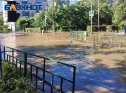 Дороги в Волжском затопило из-за прорыва трубы