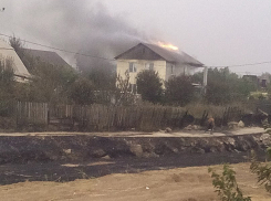 Спасая свои дома, жители поселка Краснооктябрьский Волжского обкапывают дворы и проливают их водой 