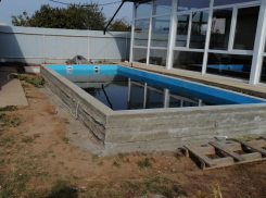 Взял 400 тысяч рублей и пропал: волжанка столкнулась с мошенничеством на строительстве бассейна