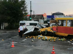 Дыни разлетелись по Волгограду - трамвай протаранил ГАЗель