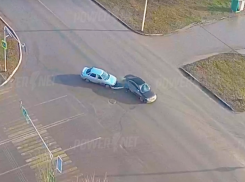 Нарушение ПДД при развороте привело к аварии в Волжском