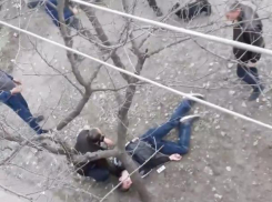 Молодого парня сбили на тротуаре в Волжском