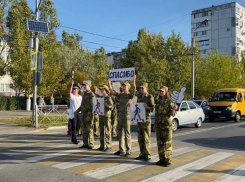 Дети в камуфляжной форме перекрывали проезжую часть в Волжском