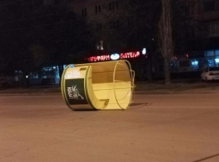 Вылетевшая на дорогу будка от кваса едва не спровоцировала ДТП в Волжском